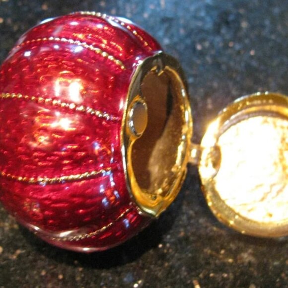 NWT ALEXANDRA'S ACCENTS Strawberry Royal Carriage Trinket Box Austrian Crystals - Picture 7 of 8